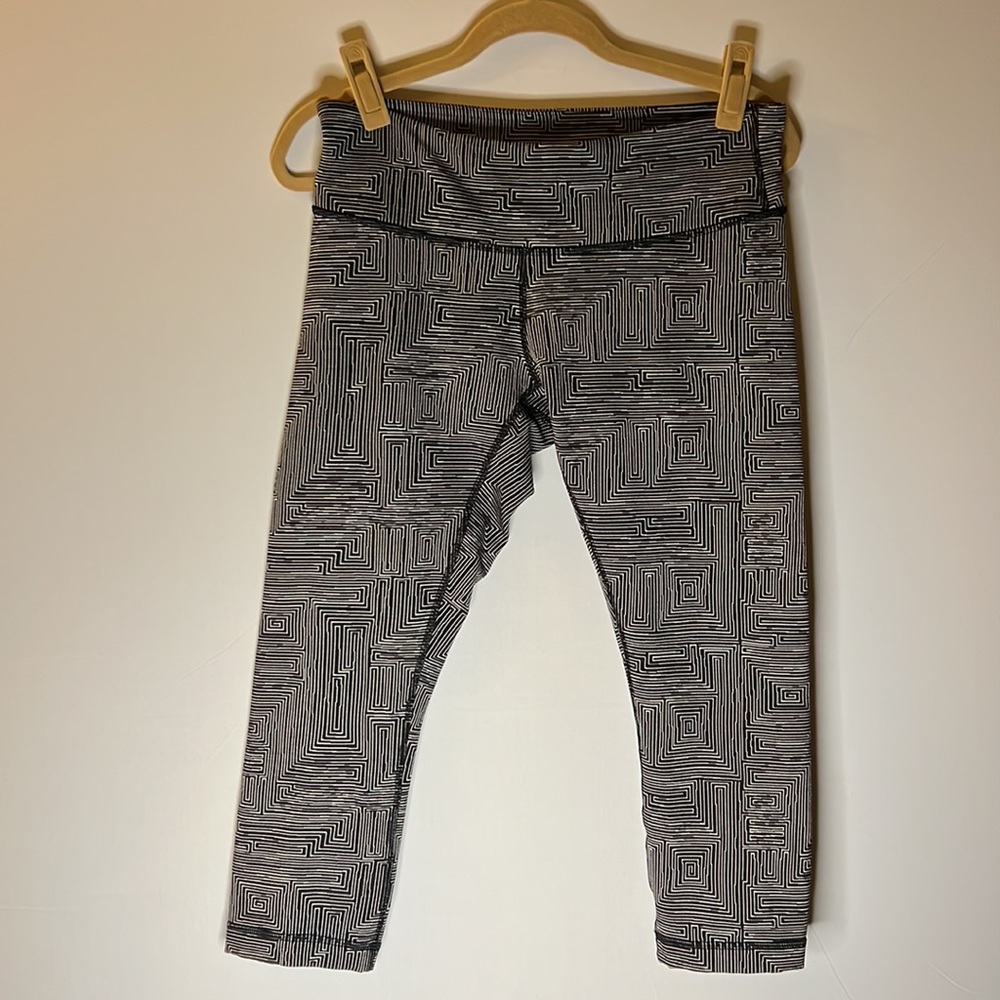 Lululemon black leggings with design
